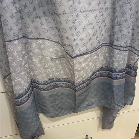 Louis Vuitton Cashmere Blue and Gray Patterned Scarf/Wrap - Picture 13 of 14